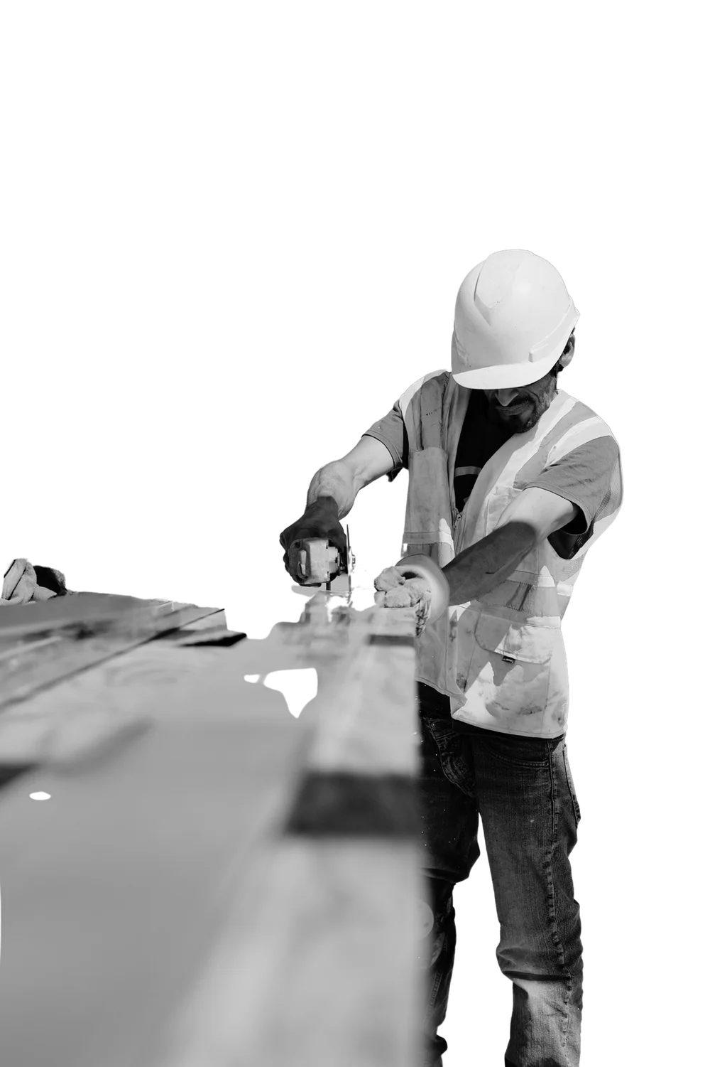 Trabajador con casco blanco cortando una pieza en obra